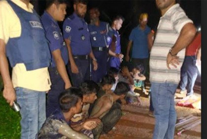 নোয়াখালীতে অস্ত্রসহ ৮ ডাকাত গ্রেফতার

