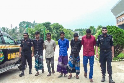 
র‌্যাবের অভিযানে ৫ জন আটক
