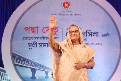 পদ্মা সেতুর সমাপনী অনুষ্ঠানের মঞ্চে শেখ হাসিনা

