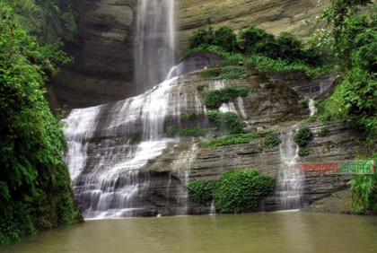 বিস্ময়কর প্রাকৃতিক প্রাচুর্য পাহাড়ি ঝর্ণা