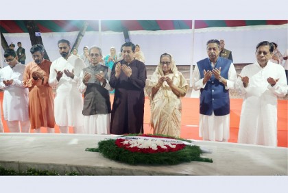 টুঙ্গিপাড়ায় বঙ্গবন্ধুর সমাধিতে প্রধানমন্ত্রীর শ্রদ্ধা 

