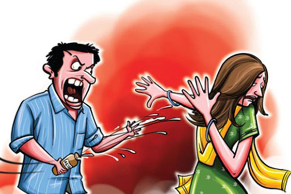 তালাক দেওয়ায় স্ত্রীকে এসিড নিক্ষেপ স্বামীর