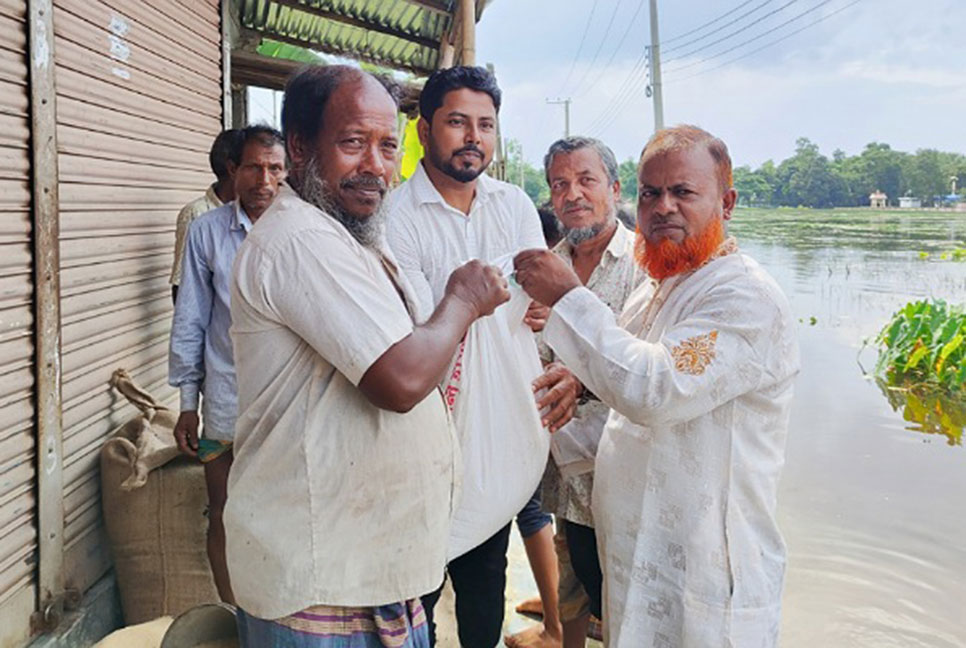 কুলাউড়ায় বন্যার্তদের মাঝে ত্রাণ বিতরণ