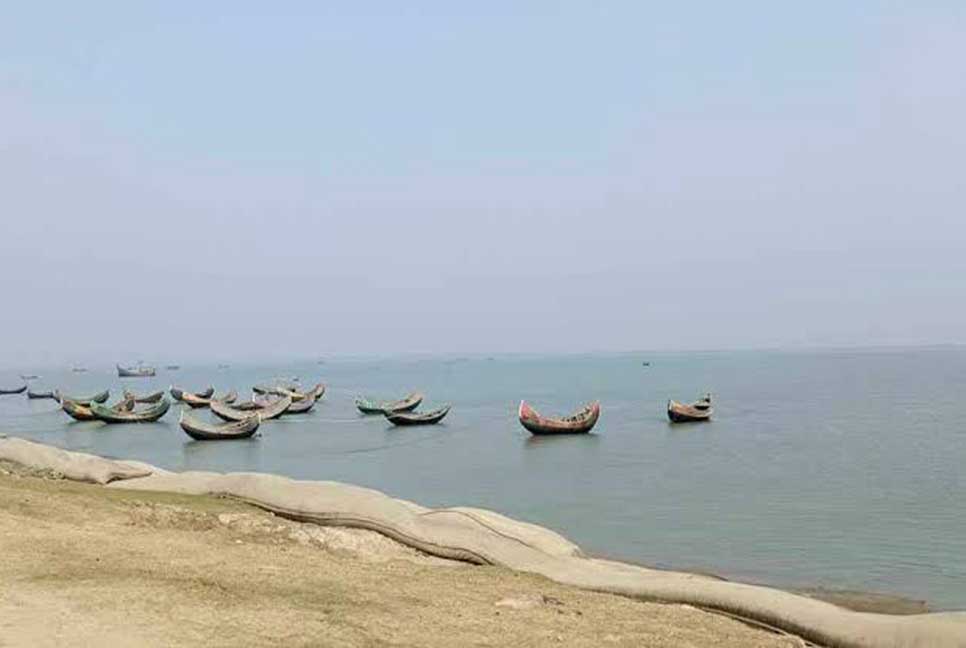 ট্রলার ডুবে বিজিপির এক সদস্য আশ্রয় নিলো টেকনাফে