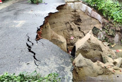 ঠাকুরগাঁওয়ে ভারী বর্ষণে ভেঙে গেছে সড়ক