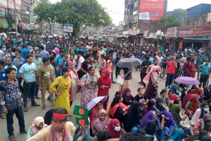 তাঁতিবাজার মোড় অবরোধ করে জবি শিক্ষার্থীদের বিক্ষোভ