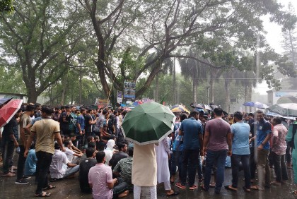 বৃষ্টি উপেক্ষা করে মহাসড়ক অবরোধ ইবি শিক্ষার্থীদের