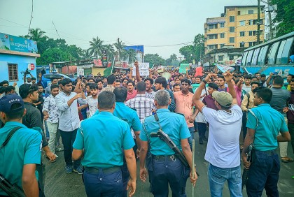 কোটা বাতিলের দাবিতে রংপুর-ঢাকা মহাসড়ক অবরোধ করে বিক্ষোভ