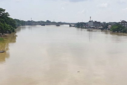 সিলেটে বন্যার পানি নামছে ধীরে, চরম ভোগান্তি


