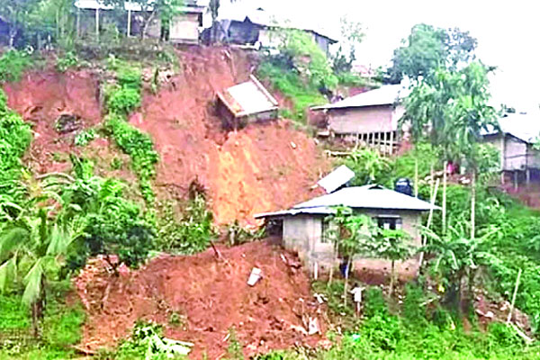 মৃত্যুকে সঙ্গী করে পাহাড়ে বাস