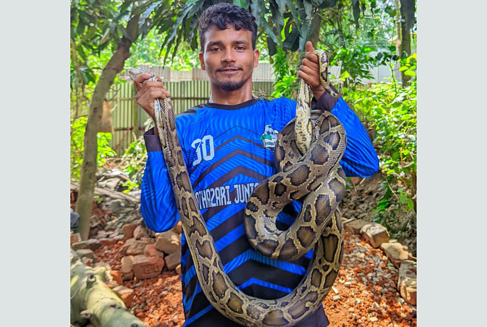 চট্টগ্রামে ১৩ কেজির অজগর সাপ উদ্ধার

