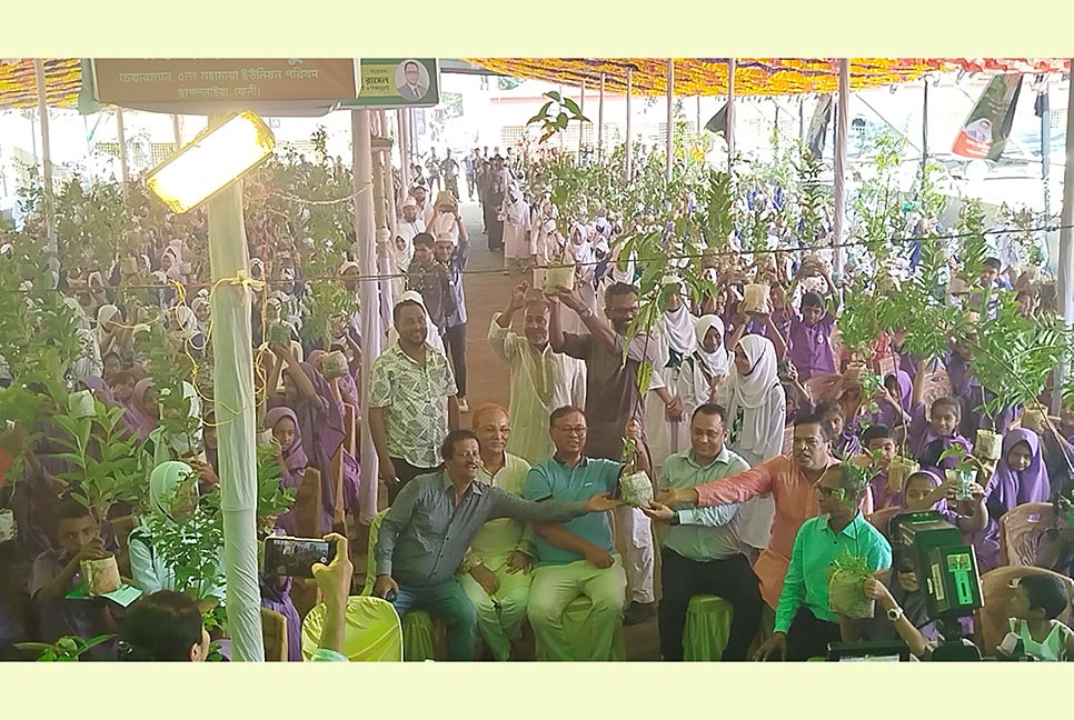 ফেনীতে বৃক্ষরোপণের মহোৎসব করলেন আলাউদ্দিন নাসিম