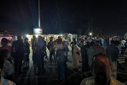 লুঙ্গি আটকে গেল চাকায়, যুবককে টেনেহিঁচড়ে ১০০ মিটার নিলো ট্রাক
