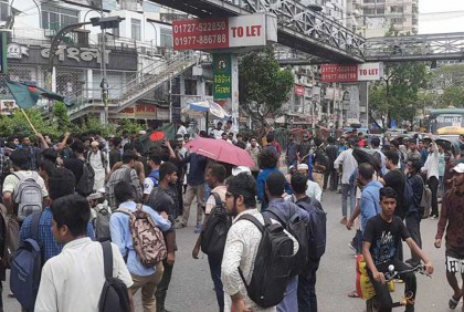 সাইন্সল্যাব মোড়ে শিক্ষার্থীদের অবরোধ, যানচলাচল বন্ধ

