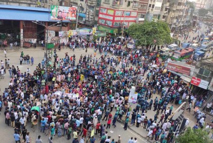 শিক্ষকদের পর এবার ক্লাস-পরীক্ষা বর্জন করেছে জবি শিক্ষার্থীরা