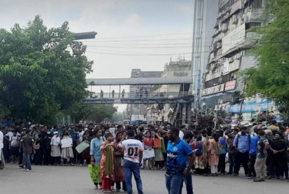 ইডেন কলেজ ছাত্রীদের নীলক্ষেত মোড় অবরোধ 

