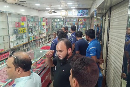 মেহেরপুরে দোকানের তালা ভেঙে মোবাইল চুরি
