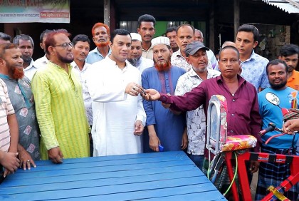 ঠাকুরগাঁওয়ে দিনমজুরকে নতুন ভ্যান প্রদান