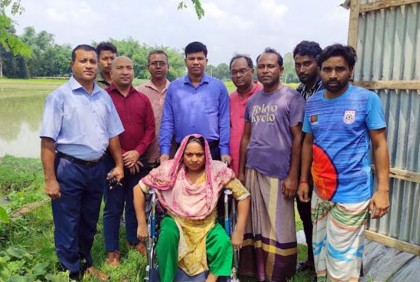 বীরগঞ্জে শারীরিক প্রতিবন্ধী নারীকে হুইল চেয়ার প্রদান