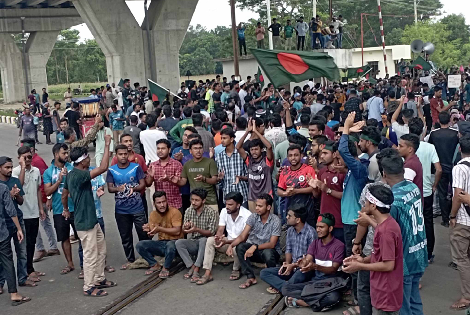 কোটা সংস্কার আন্দোলন: সড়ক-রেললাইন অবরোধ রাবি শিক্ষার্থীদের