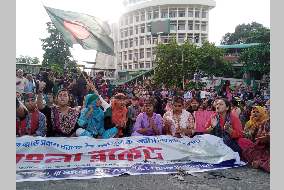 বাংলা ব্লকেড : শাহবাগ-সায়েন্স ল্যাবসহ ঢাকার বিভিন্ন সড়ক অচল
