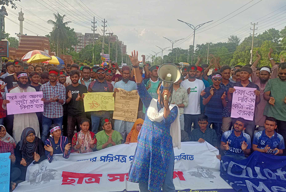 এক দফা দাবিতে জাবি শিক্ষার্থীদের ঢাকা-আরিচা মহাসড়ক অবরোধ
