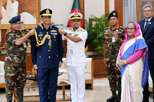 র্যাংক ব্যাজ পরিয়ে দেন প্রধানমন্ত্রী
