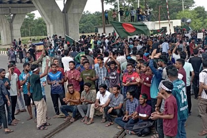 কোটা সংস্কার আন্দোলন: সড়ক-রেললাইন অবরোধ রাবি শিক্ষার্থীদের