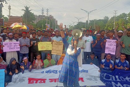 এক দফা দাবিতে জাবি শিক্ষার্থীদের ঢাকা-আরিচা মহাসড়ক অবরোধ