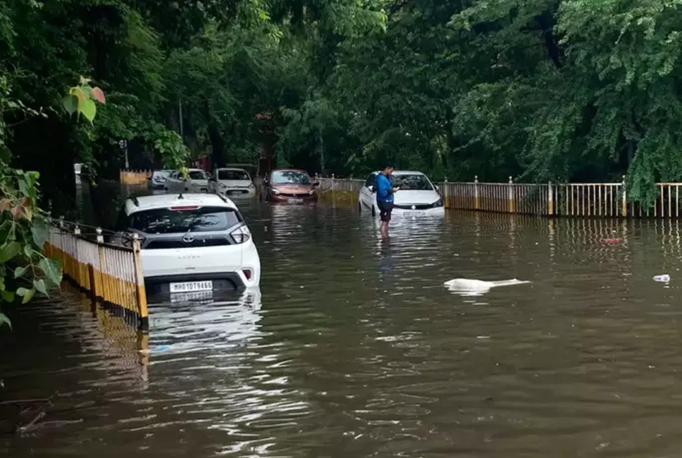 প্রবল বৃষ্টিতে মুম্বাইয়ের শিক্ষাপ্রতিষ্ঠান বন্ধ, রেড অ্যালার্ট জারি