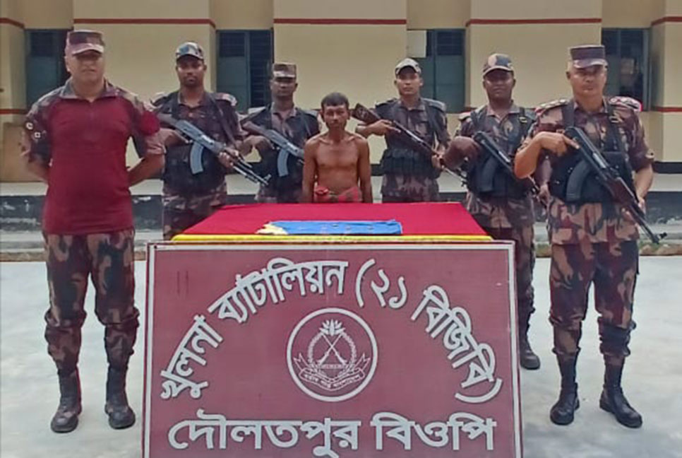 বেনাপোল সীমান্তে সোনার ৯ বারসহ পাচারকারী আটক