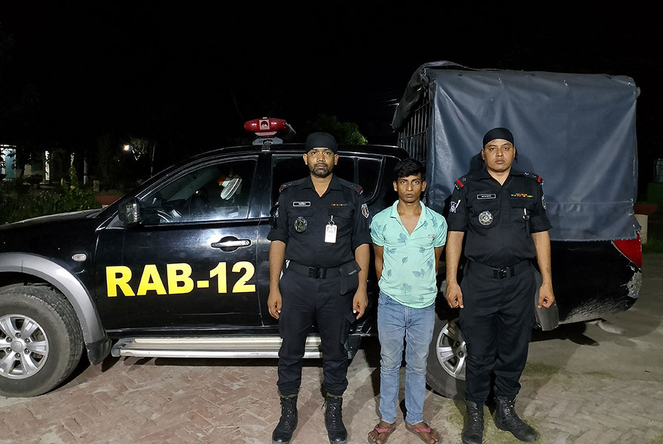 কুষ্টিয়ায় অস্ত্রসহ যুবক গ্রেফতার