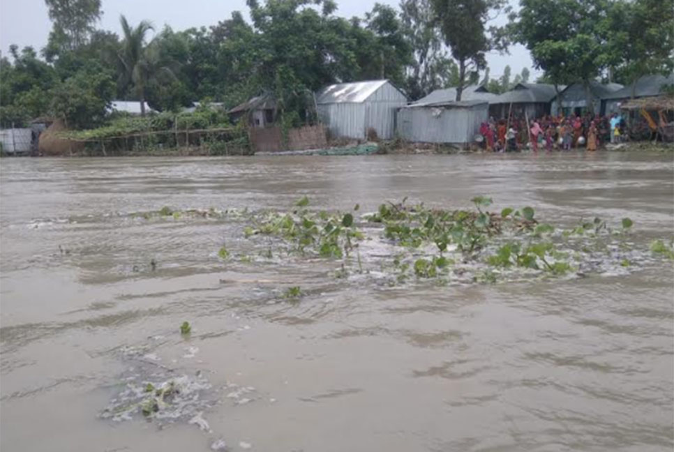 গাইবান্ধায় কমছে পানি, কমেনি দুর্ভোগ