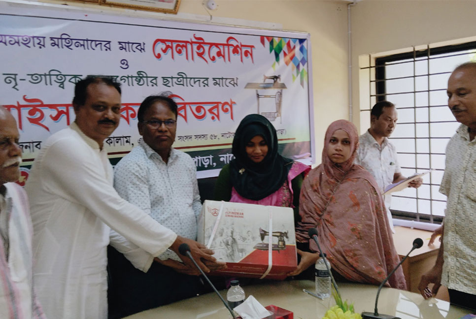 বাগাতিপাড়ায় অসহায় নারীরা পেলেন সেলাই মেশিন