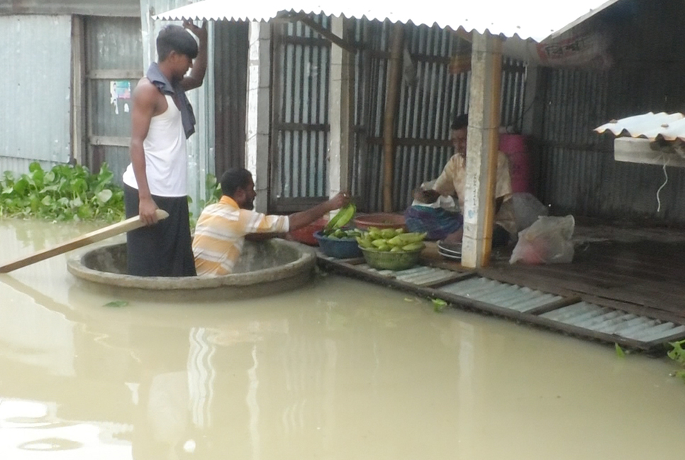 জামালপুরে বন্যার পানি কমতে শুরু করলেও ভোগান্তি কমেনি