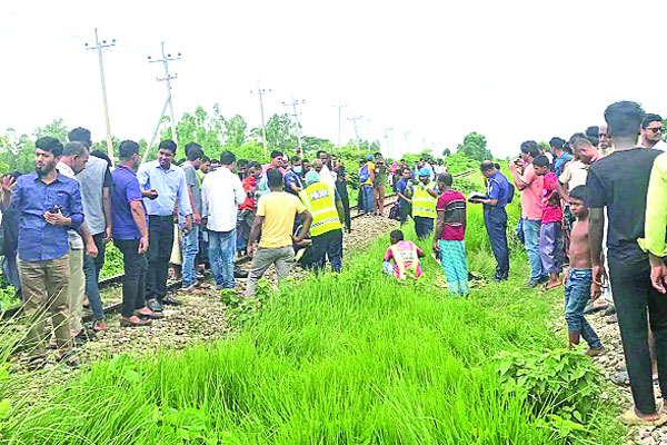 রেললাইনে ছিন্নভিন্ন ছয় লাশ, মৃত্যু নিয়ে রহস্য