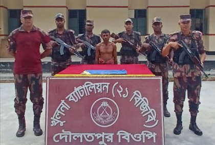 বেনাপোল সীমান্তে সোনার ৯ বারসহ পাচারকারী আটক