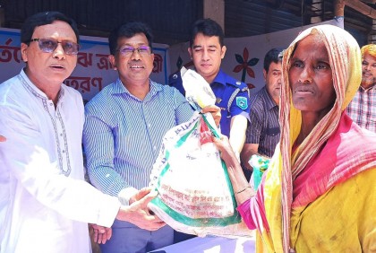 কুড়িগ্রাম কৃষি বিশ্ববিদ্যালয়ের উদ্যোগে বন্যার্তদের মাঝে ত্রাণ বিতরণ