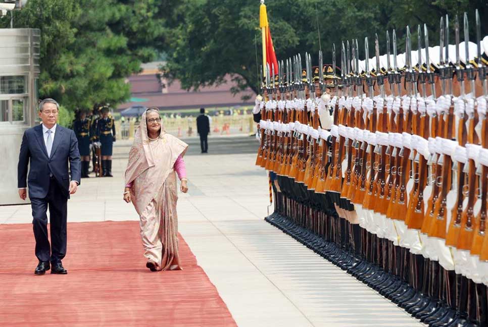 চীনের গ্রেট হলে প্রধানমন্ত্রীকে রাষ্ট্রীয় অভ্যর্থনা