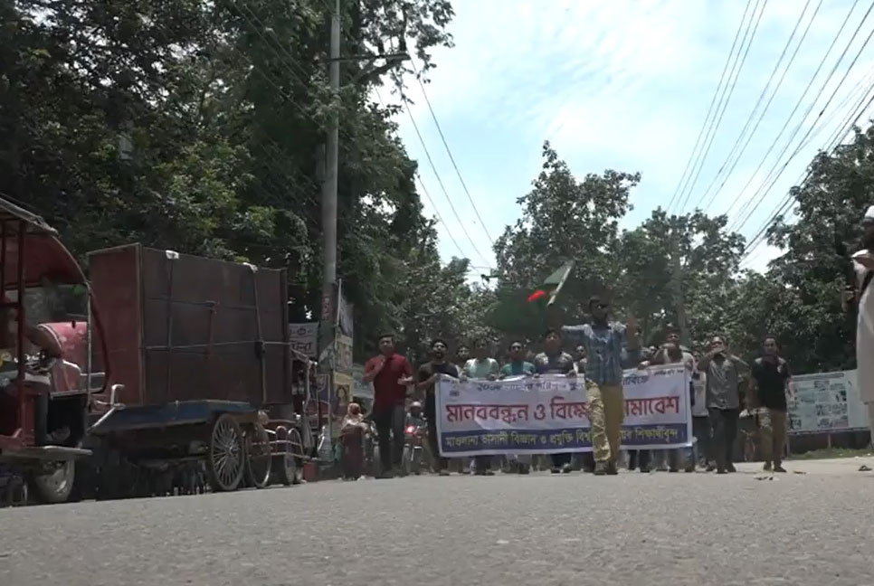 কোটা বাতিলের দাবিতে টাঙ্গাইল-নাগরপুর-আরিচা আঞ্চলিক সড়ক অবরোধ