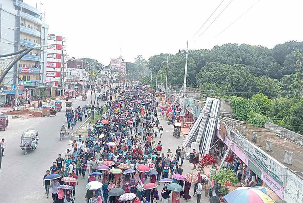 দাবি আদায়ে রাবি শিক্ষার্থীদের সড়ক অবরোধ, নগরীতে ভোগান্তি