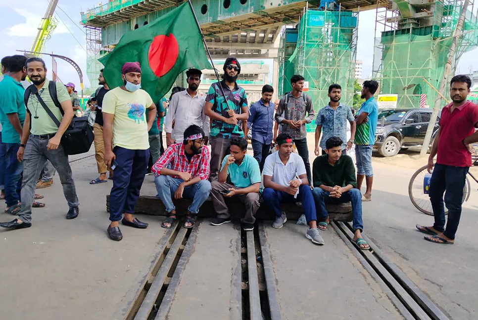 রাজধানীতে শিক্ষার্থীদের রেললাইন অবরোধ, ট্রেন চলাচল বন্ধ