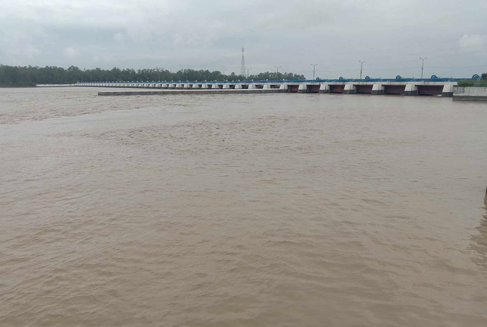 অতিরিক্ত পলিতে নদীর তলদেশ ভরাট, পানিতে ভাসছে তিস্তা পাড়ের মানুষ