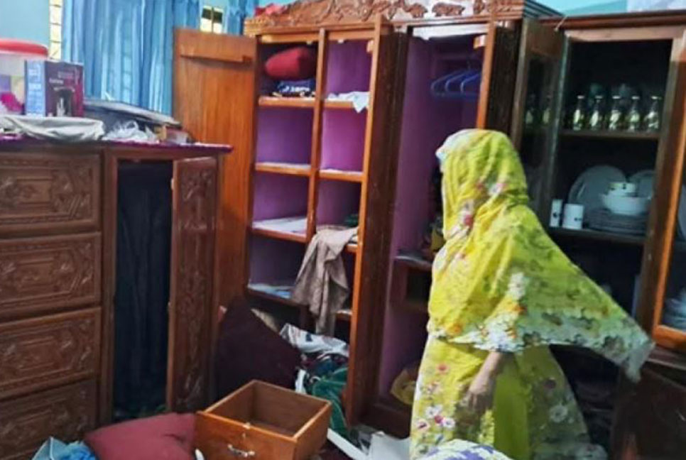 পুলিশ কর্মকর্তার বাড়িতে ডাকাতি