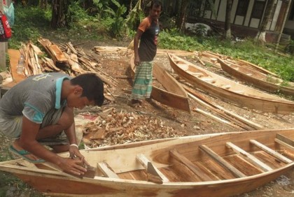 বর্ষায় জমজমাট নৌকা বেচাকেনা 