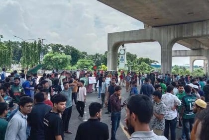 আগারগাঁওয়ে অবস্থান নিয়েছেন শিক্ষার্থীরা