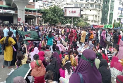 শাহবাগ মোড়ে ‘বাংলা ব্লকেড’, যানচলাচল বন্ধ