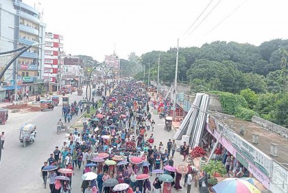 দাবি আদায়ে রাবি শিক্ষার্থীদের সড়ক অবরোধ, নগরীতে ভোগান্তি