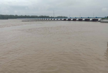 অতিরিক্ত পলিতে নদীর তলদেশ ভরাট, পানিতে ভাসছে তিস্তা পাড়ের মানুষ