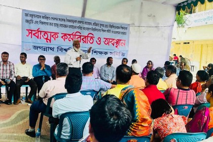 ‘আমরা ক্লাসে ফিরতে পারছি না, শিক্ষার্থীদের ক্ষতি হচ্ছে’

